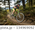 マウンテンバイクに乗る男性 134969092