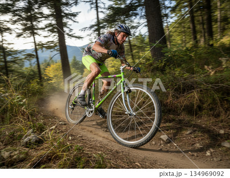 マウンテンバイクに乗る男性 134969092