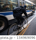 自転車に乗る男性 134969096