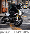 街のモタードバイク 134969097