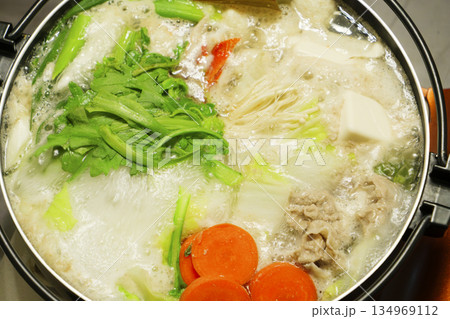 鍋料理、日本の冬、あたたかい料理、おいしいグルメ 鍋料理、日本の冬、あたたかい料理、おいしいグルメ 134969112
