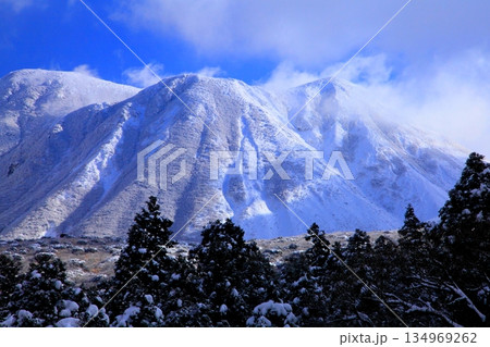 冬の三俣山(くじゅう連山・大分県九重町) 冬の三俣山(くじゅう連山・大分県九重町) 134969262