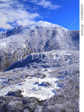 冬のくじゅう連山(星生山・大分県九重町・縦構図) 冬のくじゅう連山(星生山・大分県九重町・縦構図) 134969267