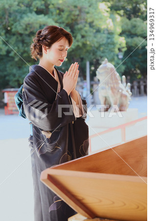 神社の神殿に参拝する振袖姿の女性|祈り・伝統・日本文化 134969317