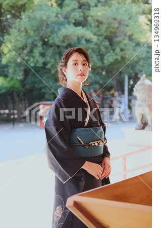 神社の神殿に参拝する振袖姿の女性|祈り・伝統・日本文化 134969318