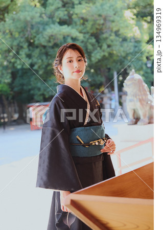 神社の神殿に参拝する振袖姿の女性|祈り・伝統・日本文化 134969319