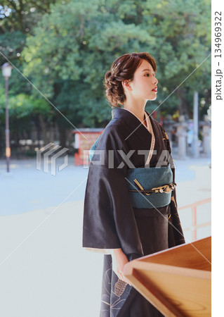 神社の神殿に参拝する振袖姿の女性|祈り・伝統・日本文化 134969322