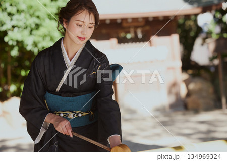 神社の手水舎で手を清める振袖姿の女性|参拝・着物・伝統美 神社の手水舎で手を清める振袖姿の女性|参拝・着物・伝統美 134969324