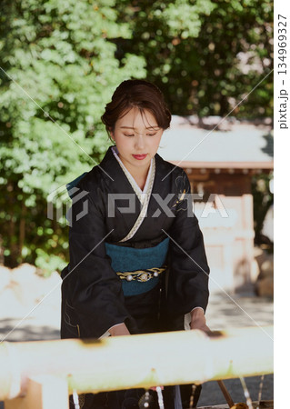 神社の手水舎で手を清める振袖姿の女性|参拝・着物・伝統美 神社の手水舎で手を清める振袖姿の女性|参拝・着物・伝統美 134969327