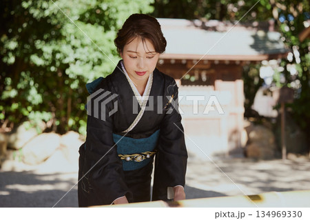 神社の手水舎で手を清める振袖姿の女性|参拝・着物・伝統美 神社の手水舎で手を清める振袖姿の女性|参拝・着物・伝統美 134969330