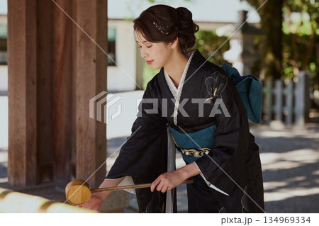 神社の手水舎で手を清める振袖姿の女性|参拝・着物・伝統美 神社の手水舎で手を清める振袖姿の女性|参拝・着物・伝統美 134969334