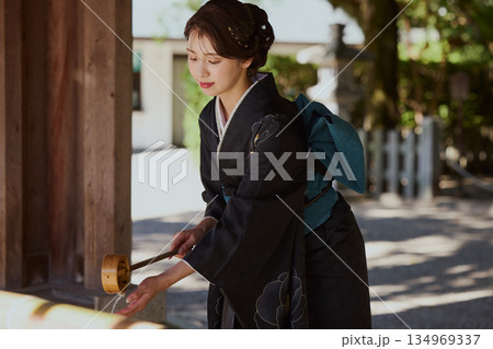 神社の手水舎で手を清める振袖姿の女性|参拝・着物・伝統美 神社の手水舎で手を清める振袖姿の女性|参拝・着物・伝統美 134969337