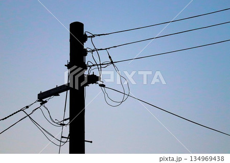 日暮れに佇む電柱 134969438