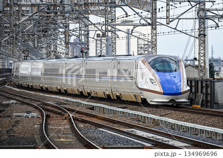 ホームを出発していく上越北陸新幹線E7 ホームを出発していく上越北陸新幹線E7 134969696