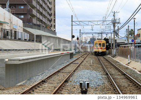 ホームの増設が進む香椎花園前駅（西日本鉄道） 134969961