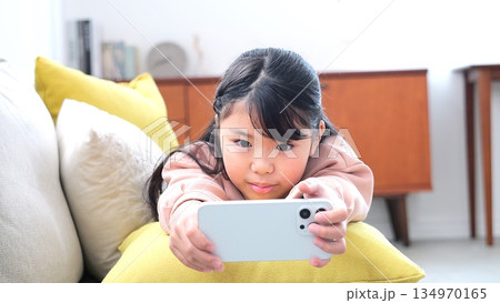 スマホ 小学生 ゲーム 勉強 イメージ スマホ 小学生 ゲーム 勉強 イメージ 134970165