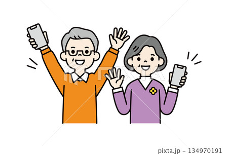 スマートフォンを持って笑顔で喜ぶ、高齢男性と女性のベクターイラスト素材セット＿カラー 134970191