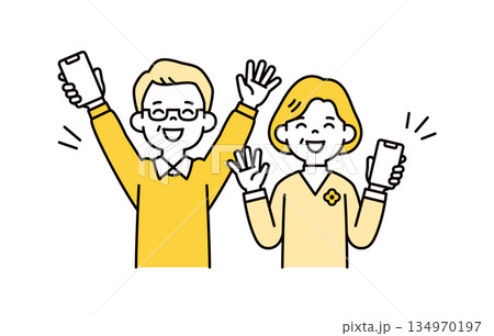 スマホを持って、笑顔で手を振るおじいさん・おばあさんのシンプルなベクターイラスト素材セット 134970197