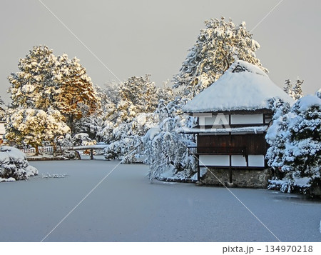 岡山県津山市にある回遊式日本庭園「衆楽園」：雪景色（風月軒） 134970218