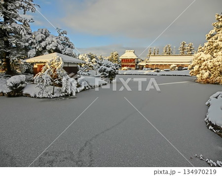 岡山県津山市にある回遊式日本庭園「衆楽園」:雪景色(清涼軒と御対面所) 岡山県津山市にある回遊式日本庭園「衆楽園」:雪景色(清涼軒と御対面所) 134970219