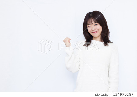 ガッツポーズをしている女性 134970287