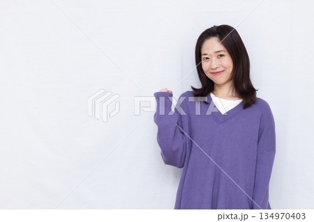 ガッツポーズをしている女性 134970403