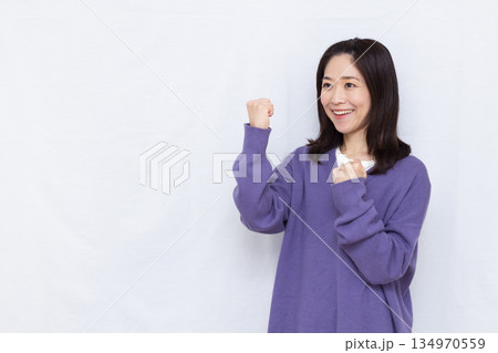 ガッツポーズをしている女性 ガッツポーズをしている女性 134970559