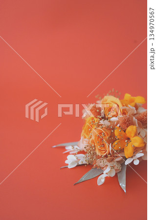 オレンジのブーケ(オレンジ背景) 134970567