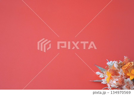 オレンジのブーケ(オレンジ背景) 134970569