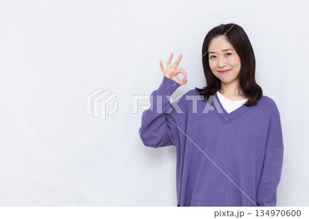 OKサインをしている女性 OKサインをしている女性 134970600