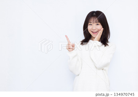 笑顔で人差し指を立てる女性 134970745