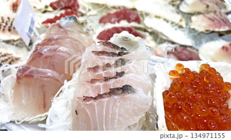 貝の器に乗った、新鮮ないくらやイラブチャー、まぐろなどの刺身 沖縄の市場 134971155