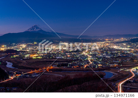 (静岡県)三島市の街灯りと富士山 夕景 (静岡県)三島市の街灯りと富士山 夕景 134971166