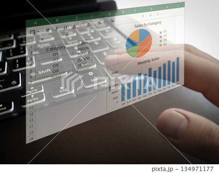 ビジネスデータ分析表計算作業のデスク風景 134971177