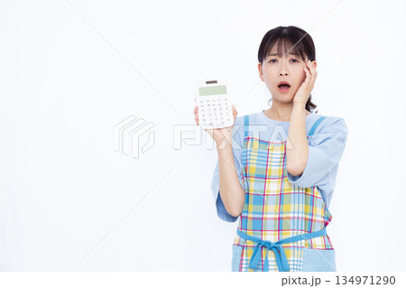 電卓をもって驚いている主婦 電卓をもって驚いている主婦 134971290