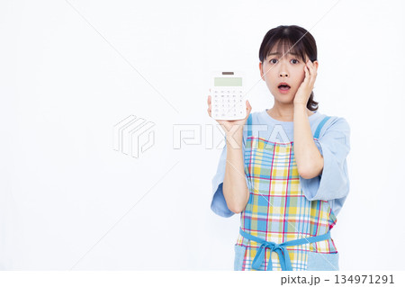 電卓をもって驚いている主婦 電卓をもって驚いている主婦 134971291