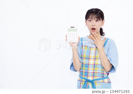 電卓をもって驚いている主婦 134971293