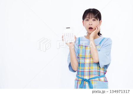 電卓をもって驚いている主婦 134971317