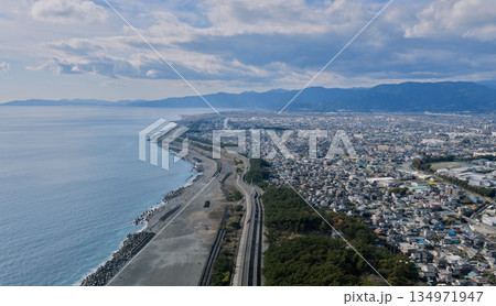 太平洋と街が交わる富士市の海岸都市景観 134971947