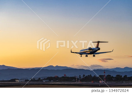 夕暮れの仙台空港　着陸中の飛行機　宮城県名取市 134972024