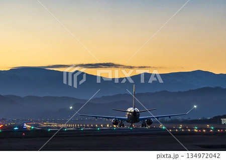 夕暮れの仙台空港　離陸中の飛行機　宮城県名取市 134972042
