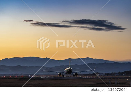 夕暮れの仙台空港　離陸中の飛行機　宮城県名取市 134972044