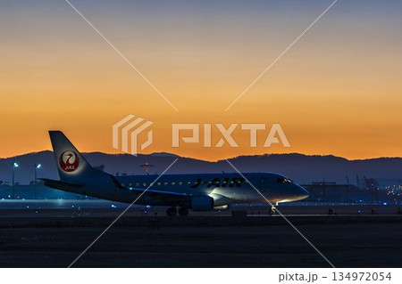 夕暮れの仙台空港　タキシング中の飛行機　宮城県名取市 134972054
