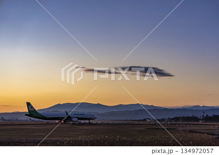 夕暮れの仙台空港　タキシング中の飛行機　宮城県名取市 134972057