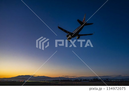 夕暮れの仙台空港 着陸中の飛行機 宮城県名取市 夕暮れの仙台空港 着陸中の飛行機 宮城県名取市 134972075