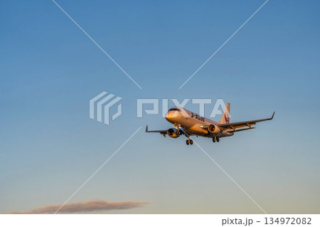 夕暮れの仙台空港　着陸中の飛行機　宮城県名取市 134972082