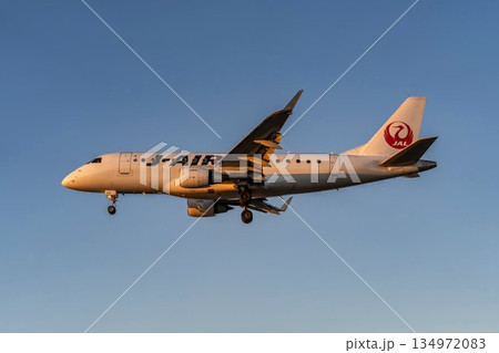 夕暮れの仙台空港　着陸中の飛行機　宮城県名取市 134972083