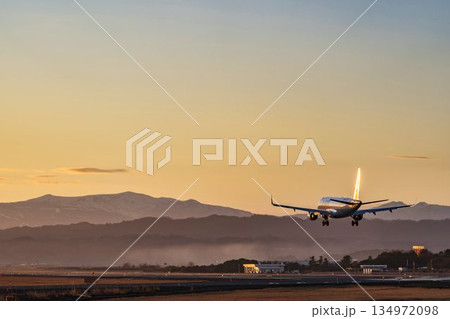 夕暮れの仙台空港　着陸中の飛行機　宮城県名取市 134972098