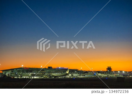 夕暮れの仙台空港ターミナル 宮城県名取市 夕暮れの仙台空港ターミナル 宮城県名取市 134972156