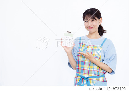 笑顔で電卓を持っている主婦 134972303